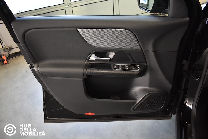 MERCEDES-BENZ GLA 180 Automatic Business Extra